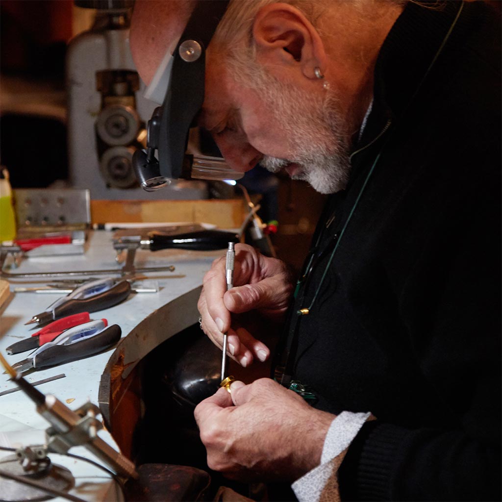 Gurhan making 24k jewelry 