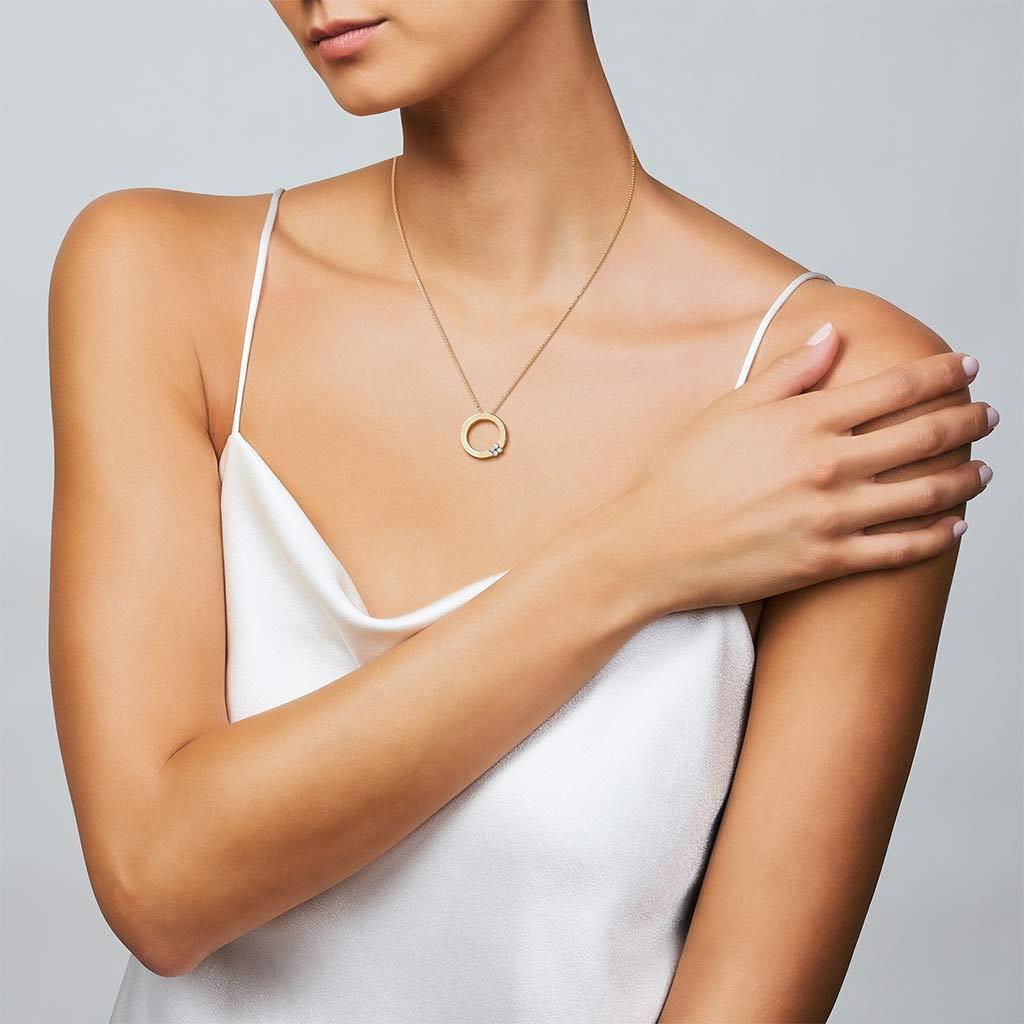 love in verona circle pendant necklace